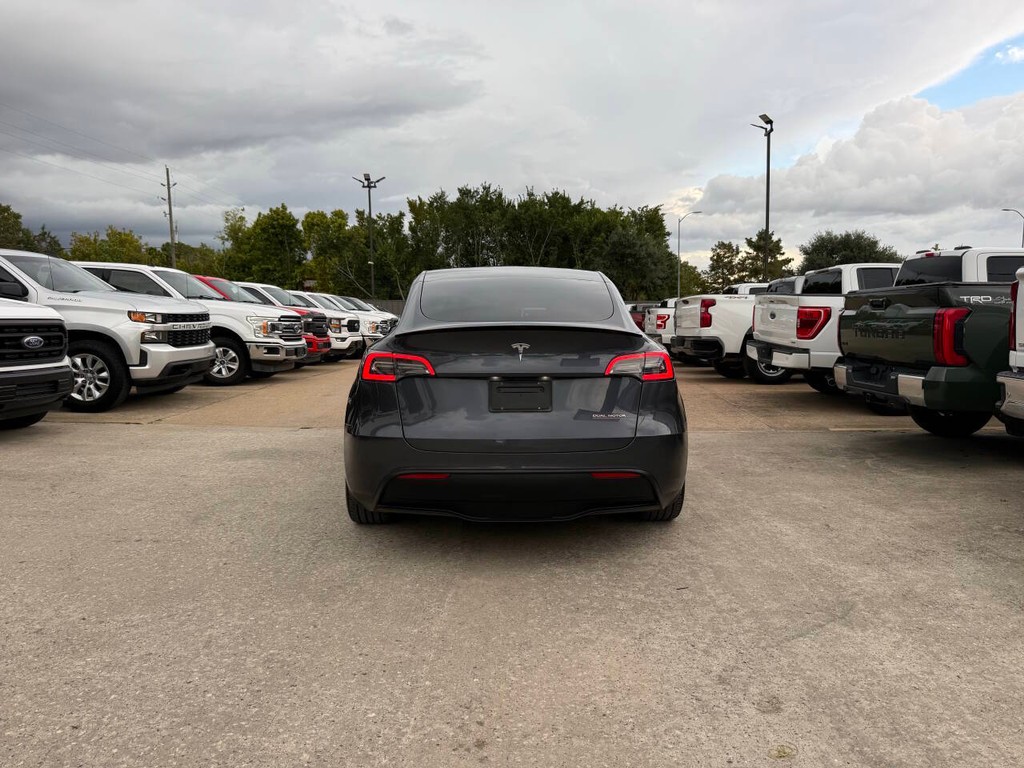 Tesla Model Y Vehicle Full-screen Gallery Image 39
