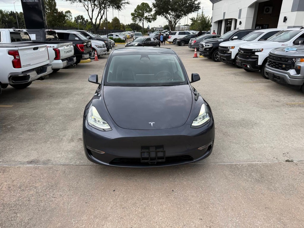 Tesla Model Y Vehicle Full-screen Gallery Image 40