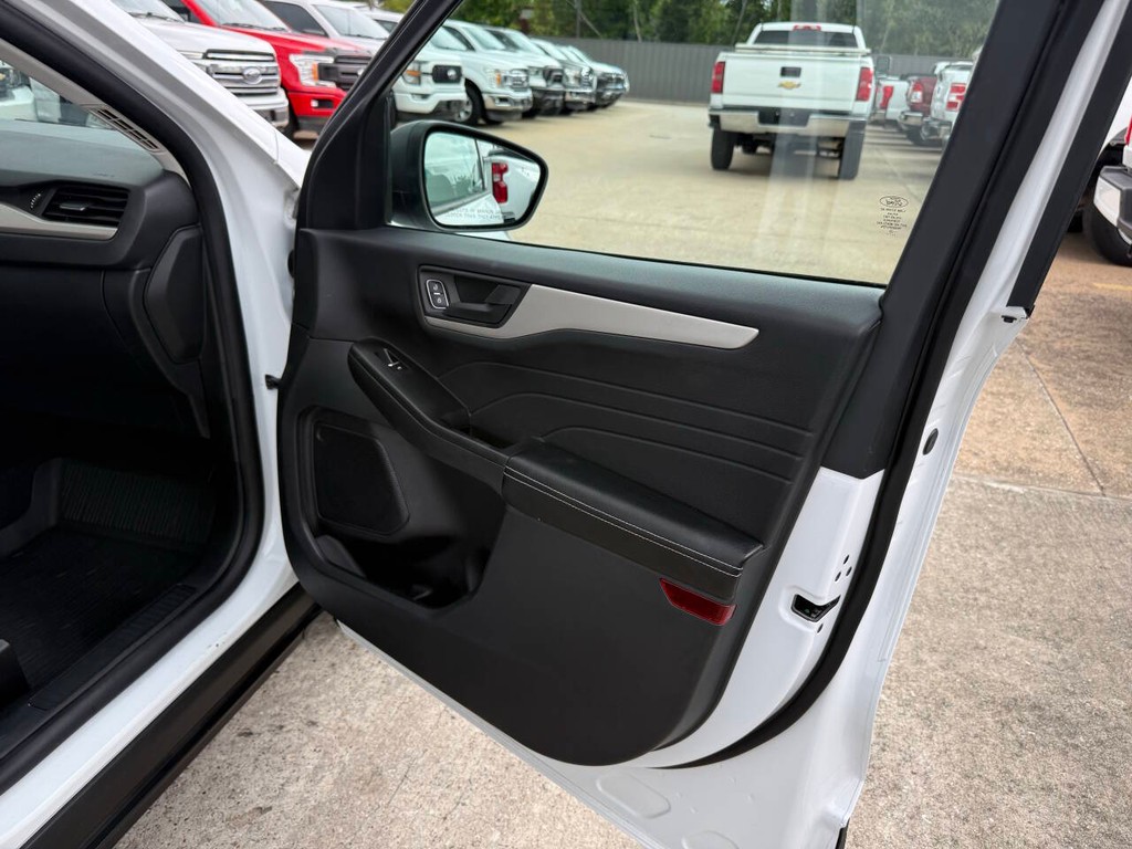 Ford Escape Vehicle Full-screen Gallery Image 11