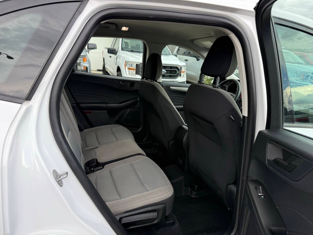 Ford Escape Vehicle Full-screen Gallery Image 15