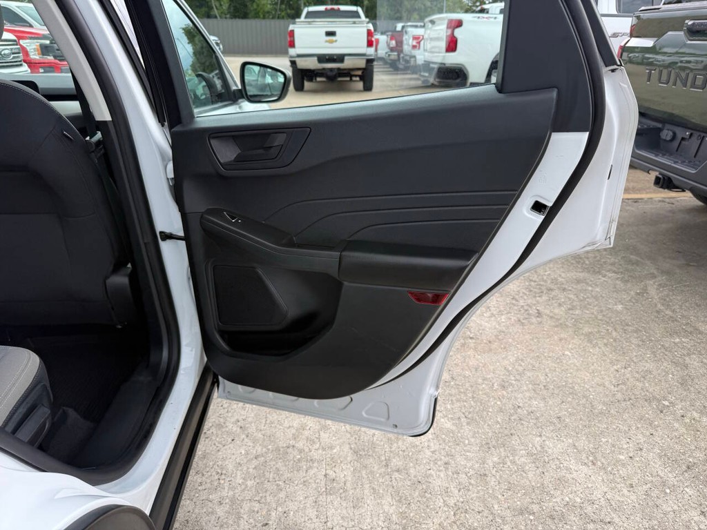 Ford Escape Vehicle Full-screen Gallery Image 16
