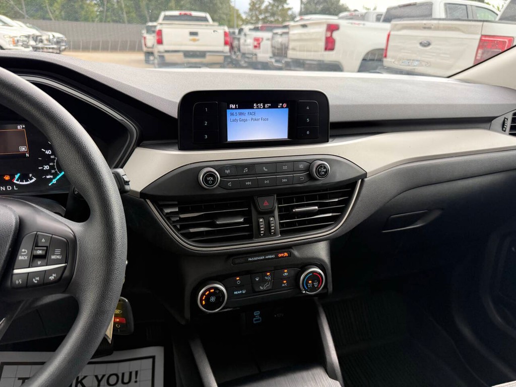 Ford Escape Vehicle Full-screen Gallery Image 24