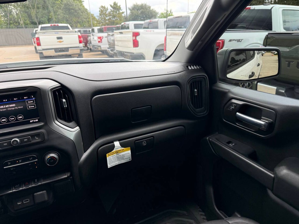 Chevrolet Silverado 1500 Vehicle Full-screen Gallery Image 19