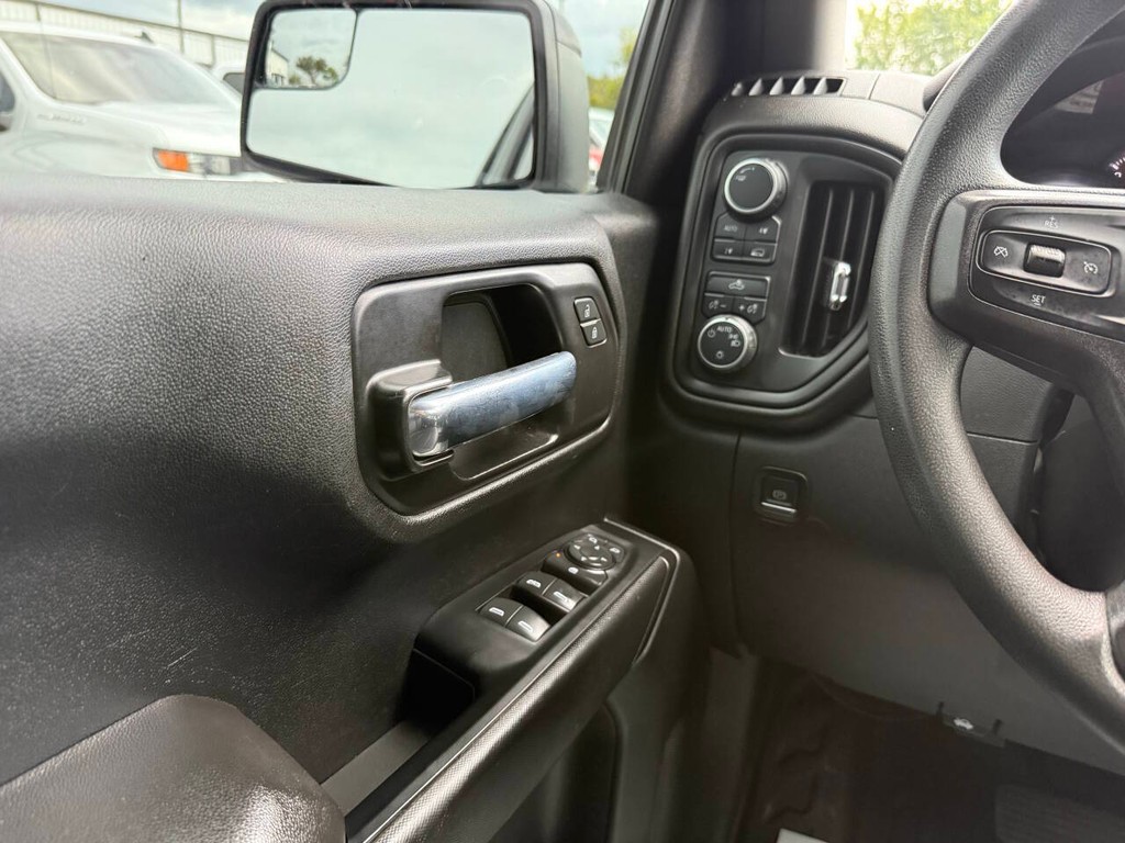 Chevrolet Silverado 1500 Vehicle Full-screen Gallery Image 29