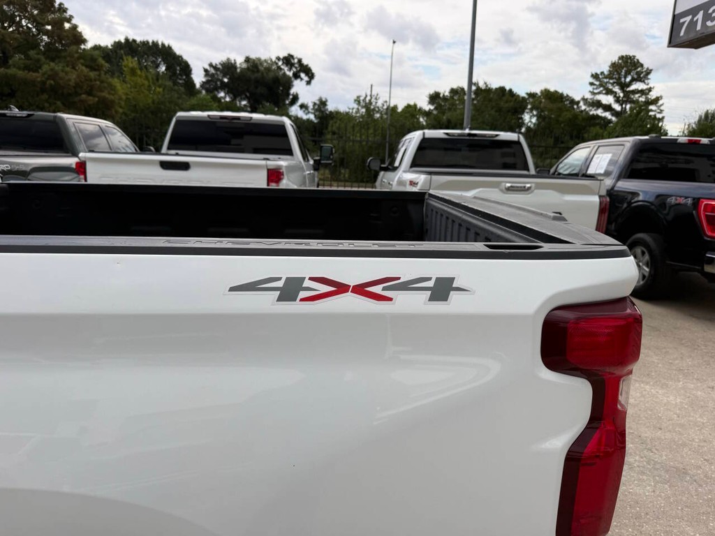 Chevrolet Silverado 1500 Vehicle Full-screen Gallery Image 35