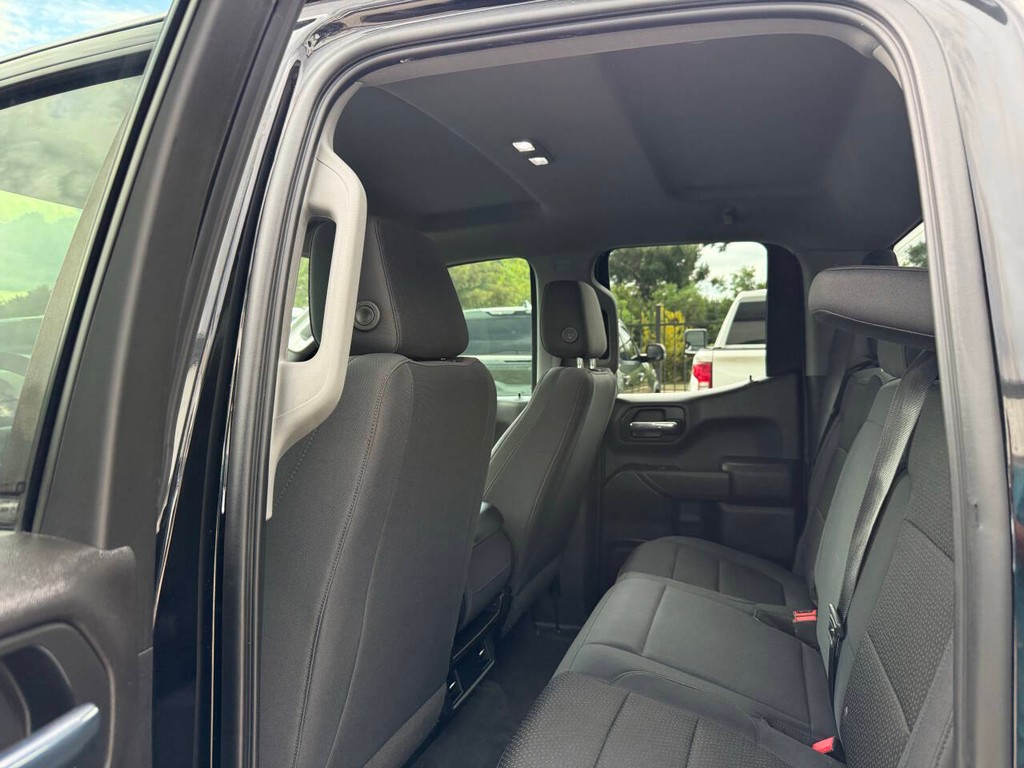 Chevrolet Silverado 1500 Vehicle Full-screen Gallery Image 12