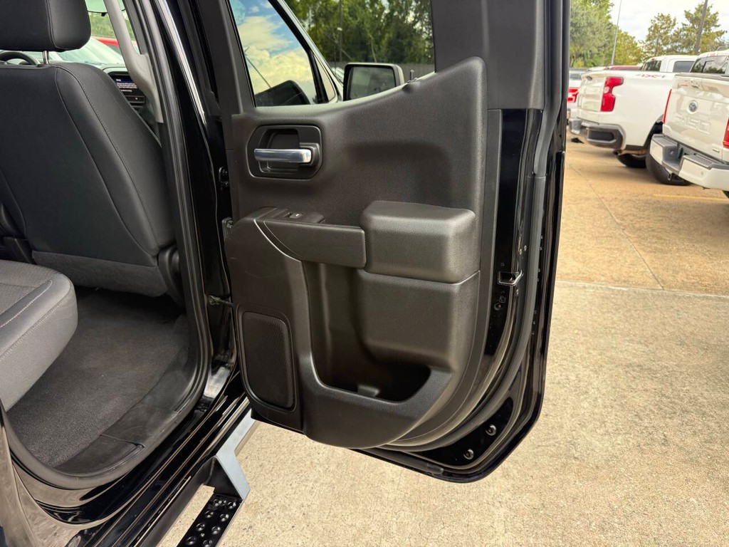 Chevrolet Silverado 1500 Vehicle Full-screen Gallery Image 16
