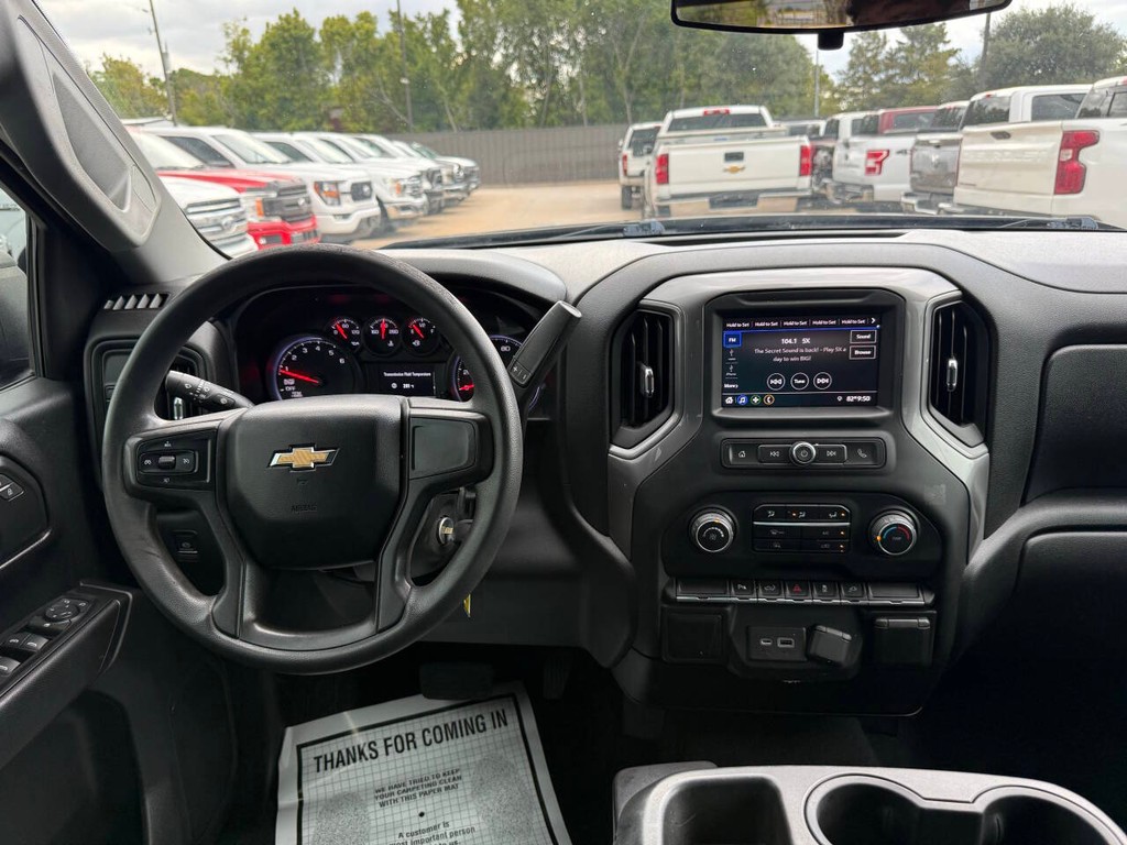 Chevrolet Silverado 1500 Vehicle Full-screen Gallery Image 21