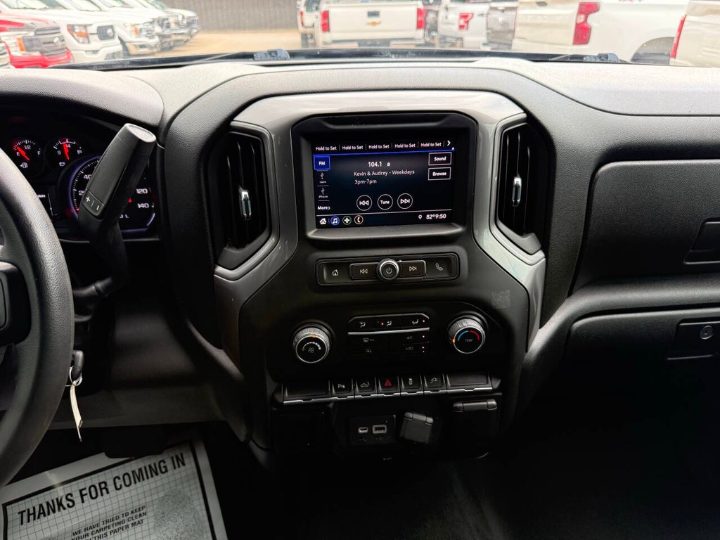 Chevrolet Silverado 1500 Vehicle Full-screen Gallery Image 24