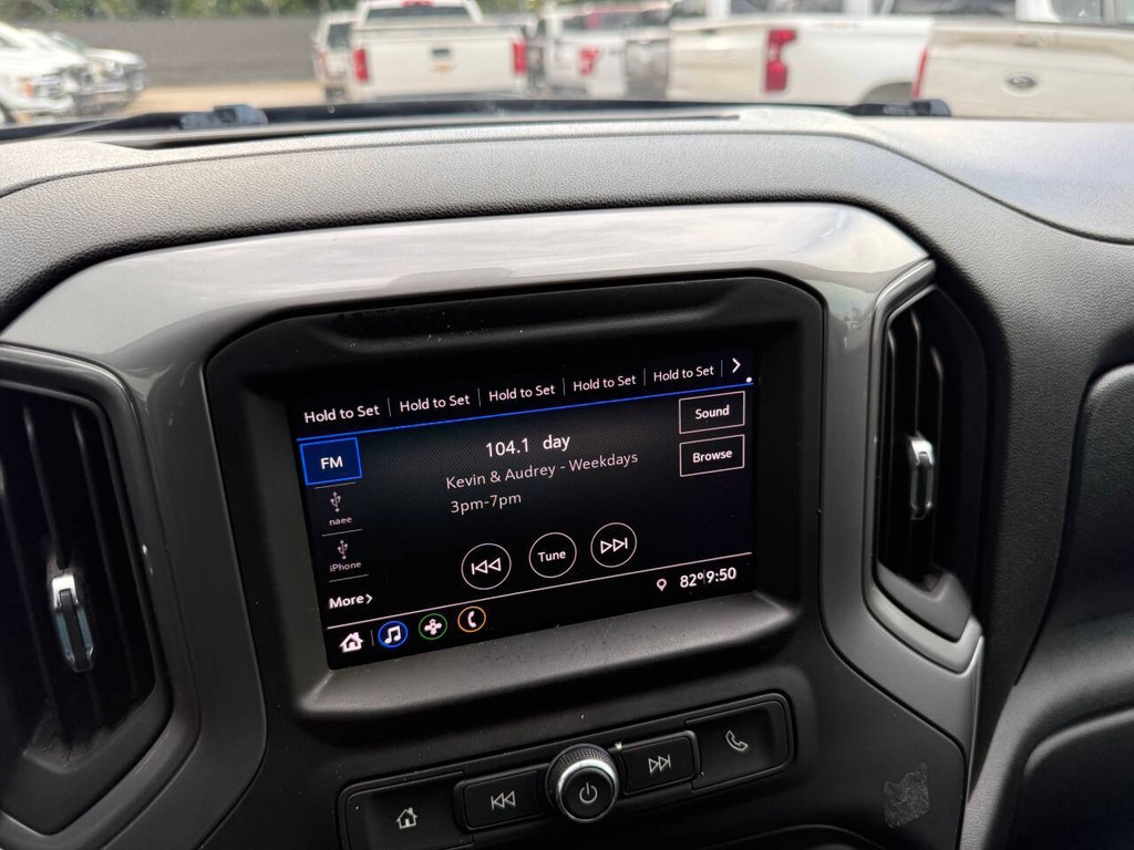 Chevrolet Silverado 1500 Vehicle Full-screen Gallery Image 25