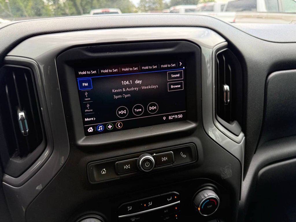 Chevrolet Silverado 1500 Vehicle Full-screen Gallery Image 26