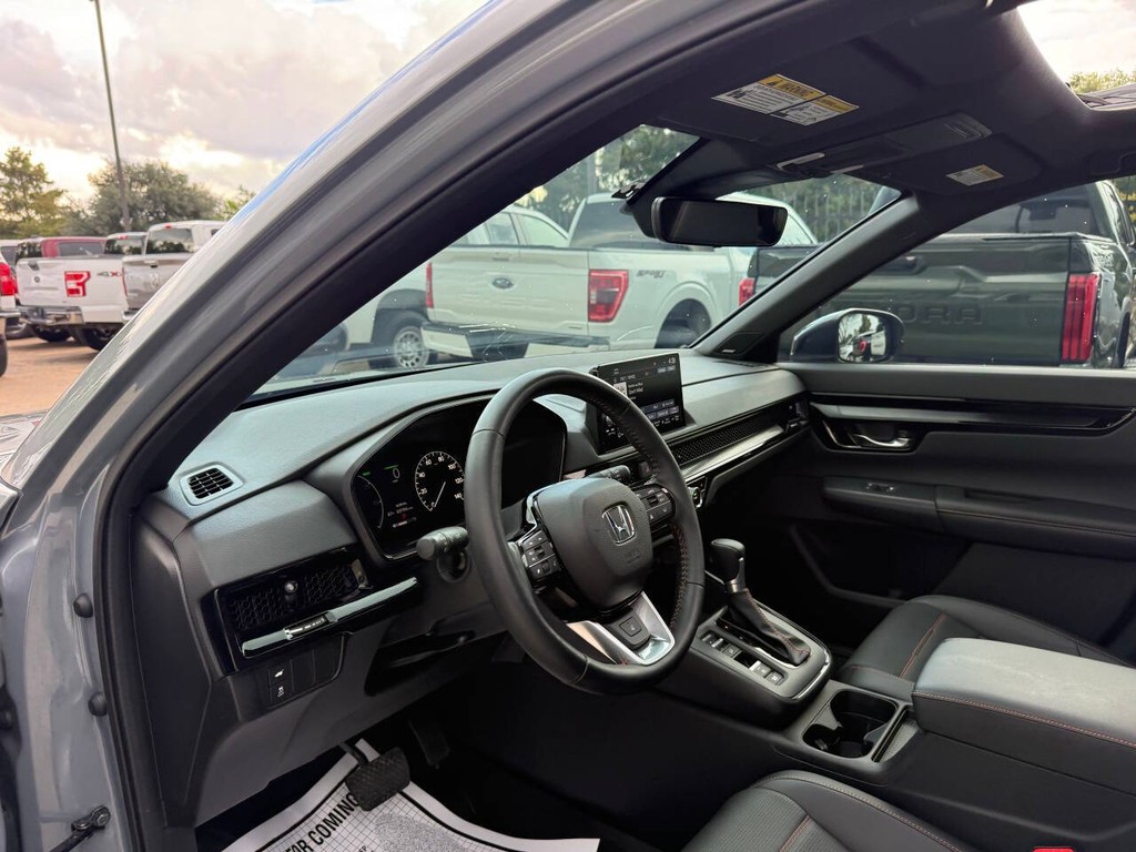 Honda CR-V Hybrid Vehicle Full-screen Gallery Image 06
