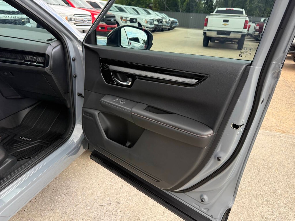 Honda CR-V Hybrid Vehicle Full-screen Gallery Image 11