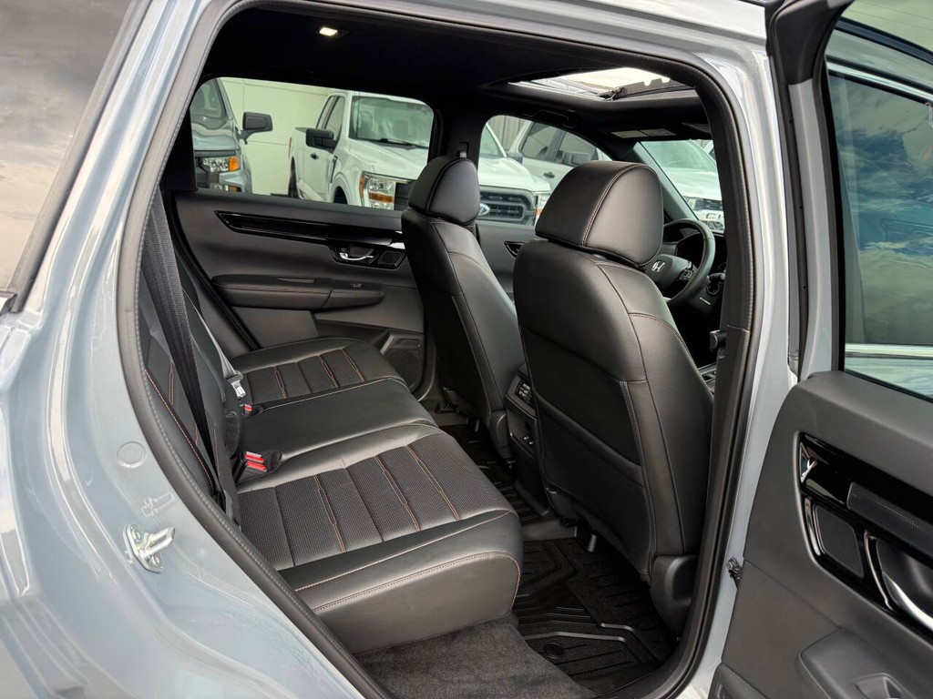 Honda CR-V Hybrid Vehicle Full-screen Gallery Image 15