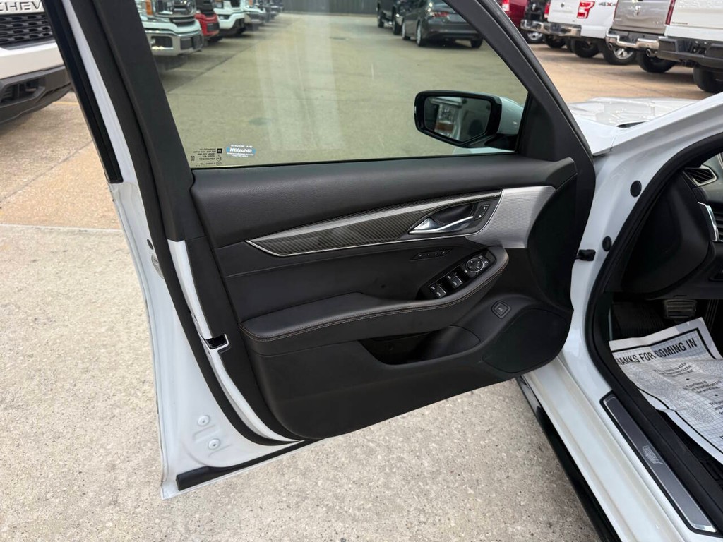 Cadillac CT5 Vehicle Full-screen Gallery Image 08
