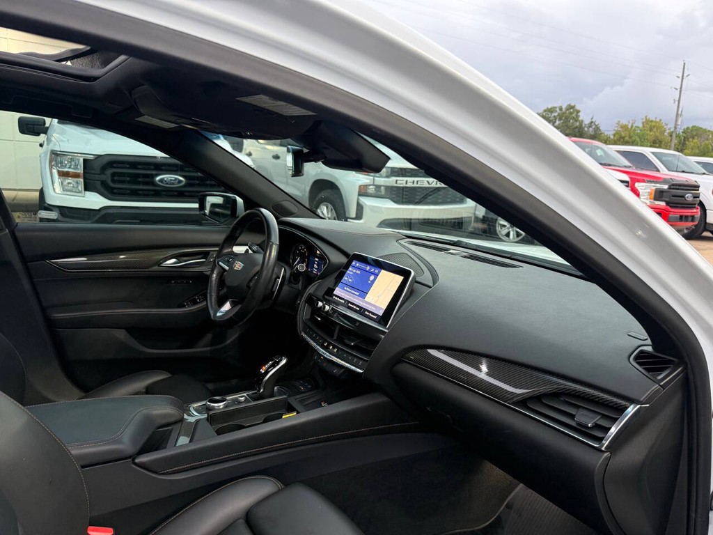 Cadillac CT5 Vehicle Full-screen Gallery Image 09