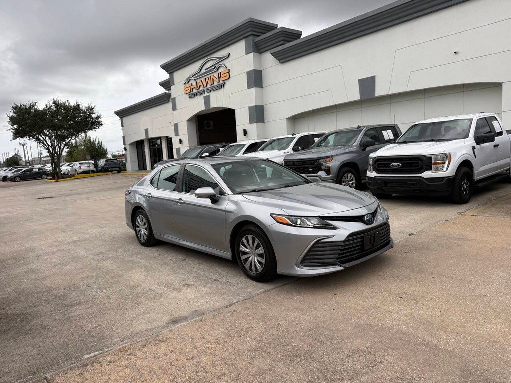 Toyota Camry Hybrid Vehicle Full-screen Gallery Image 02