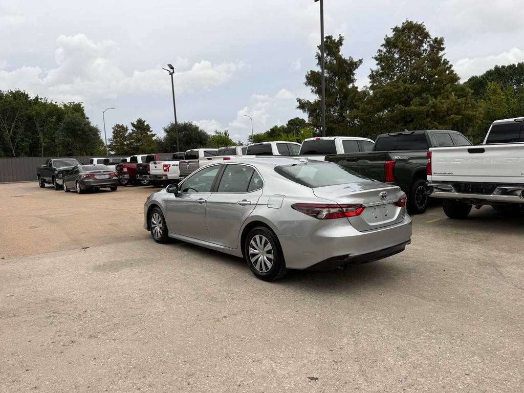 Toyota Camry Hybrid Vehicle Full-screen Gallery Image 04