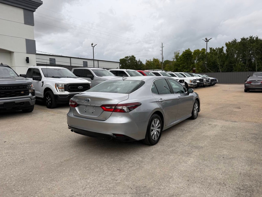 Toyota Camry Hybrid Vehicle Full-screen Gallery Image 05
