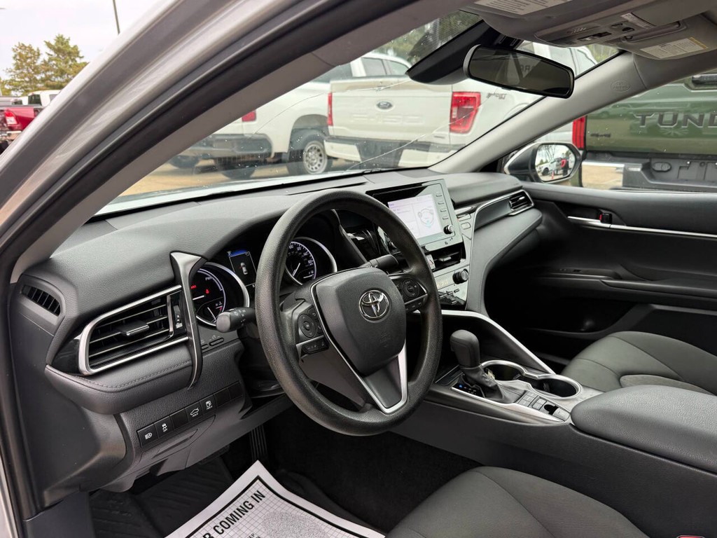 Toyota Camry Hybrid Vehicle Full-screen Gallery Image 06