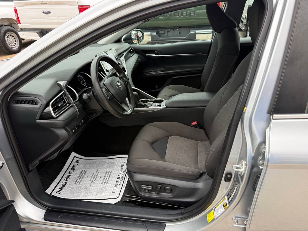 Toyota Camry Hybrid Vehicle Full-screen Gallery Image 07