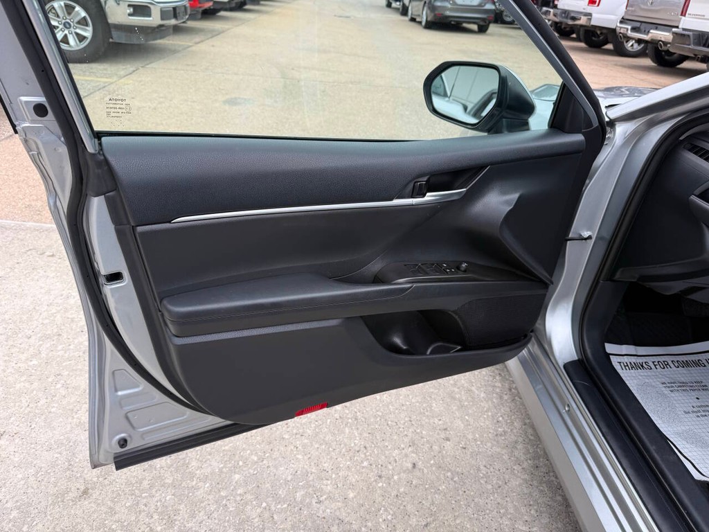 Toyota Camry Hybrid Vehicle Full-screen Gallery Image 08