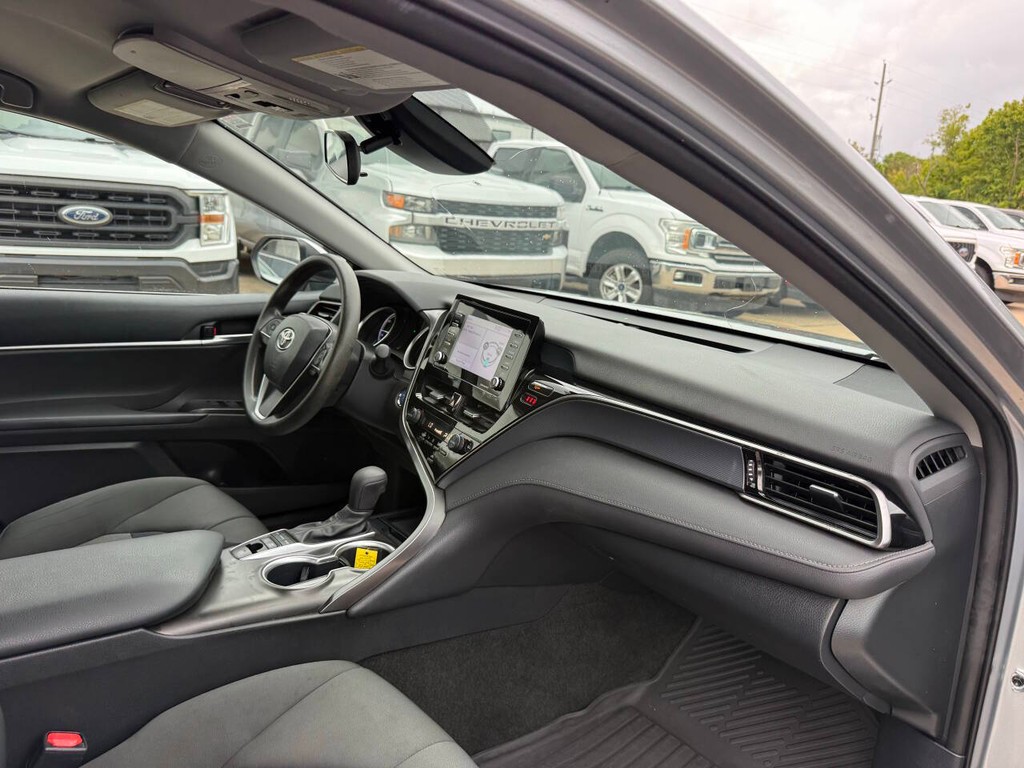 Toyota Camry Hybrid Vehicle Full-screen Gallery Image 09