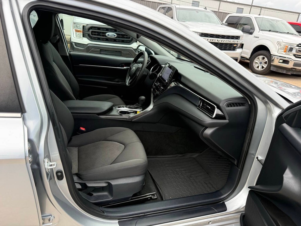 Toyota Camry Hybrid Vehicle Full-screen Gallery Image 10