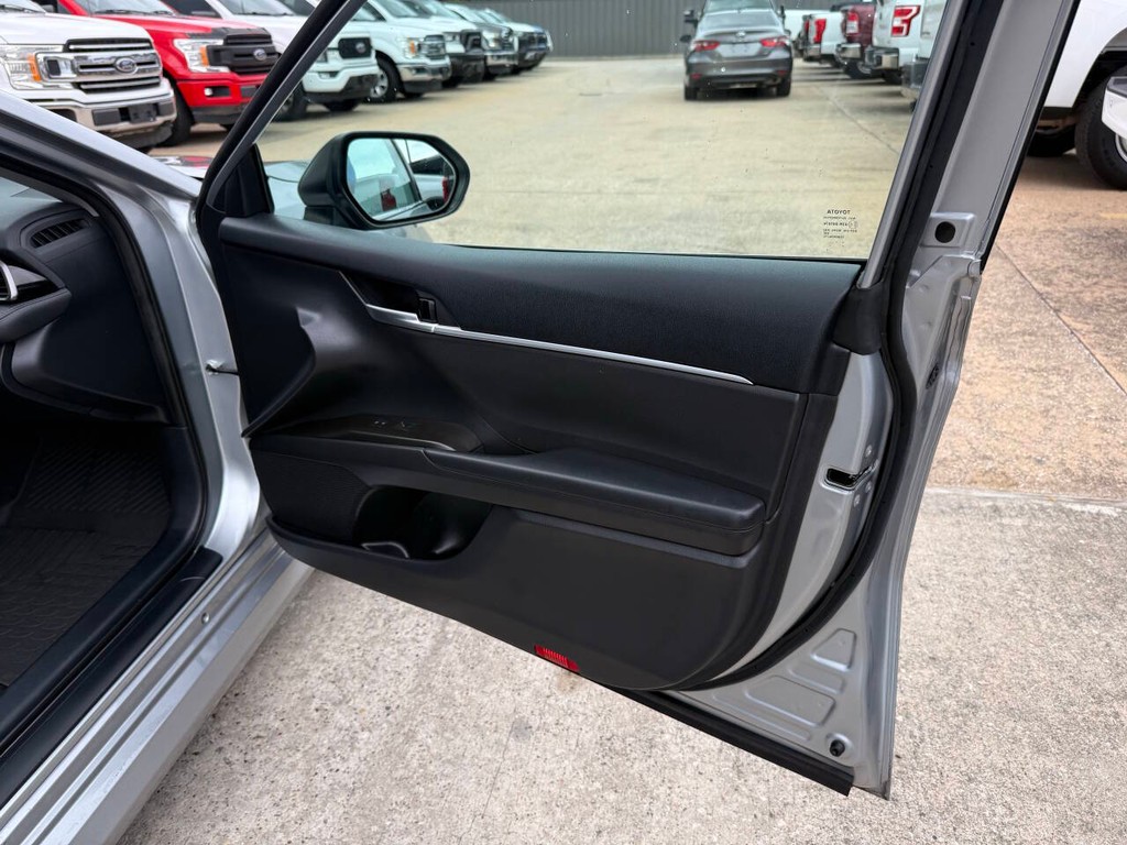 Toyota Camry Hybrid Vehicle Full-screen Gallery Image 11