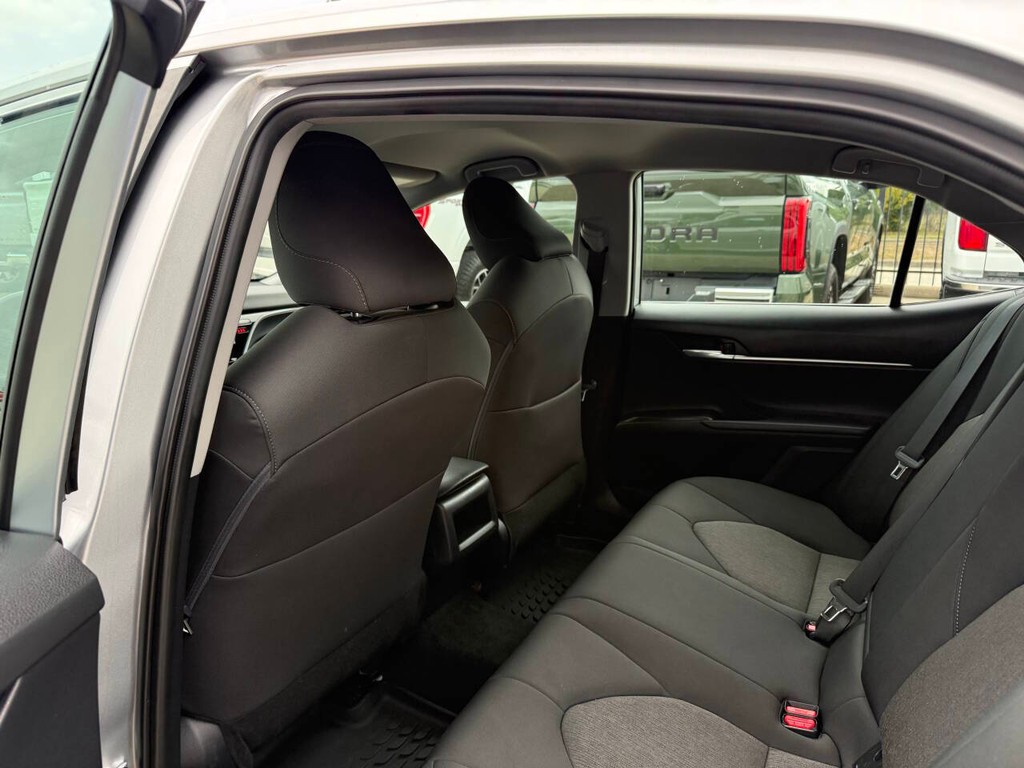 Toyota Camry Hybrid Vehicle Full-screen Gallery Image 12