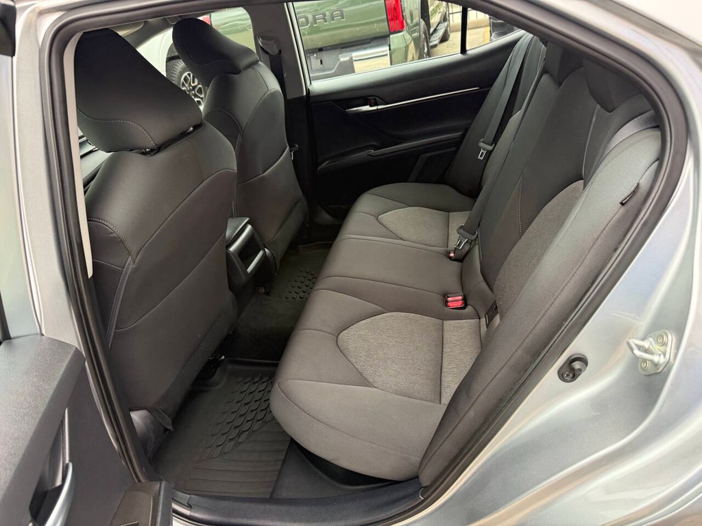 Toyota Camry Hybrid Vehicle Full-screen Gallery Image 13