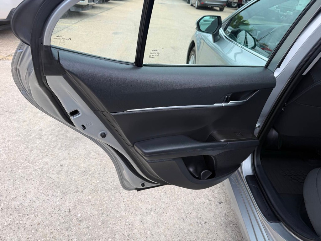 Toyota Camry Hybrid Vehicle Full-screen Gallery Image 14