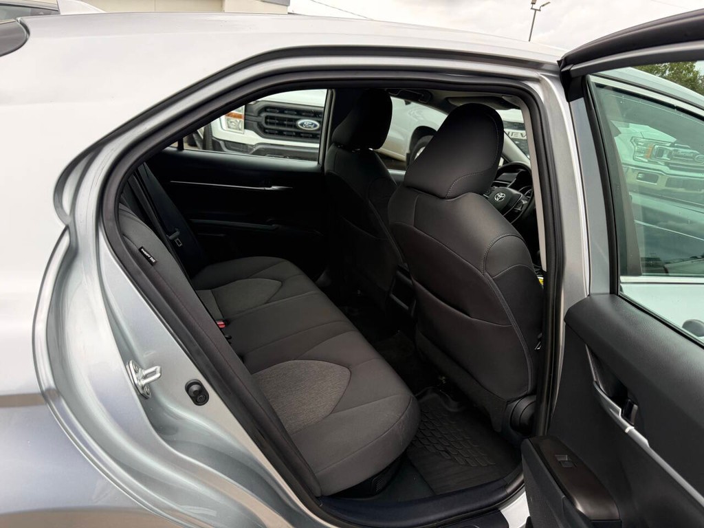 Toyota Camry Hybrid Vehicle Full-screen Gallery Image 15