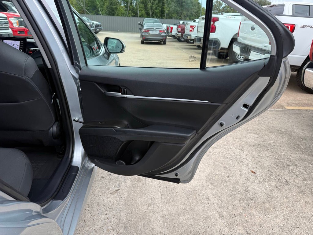 Toyota Camry Hybrid Vehicle Full-screen Gallery Image 16