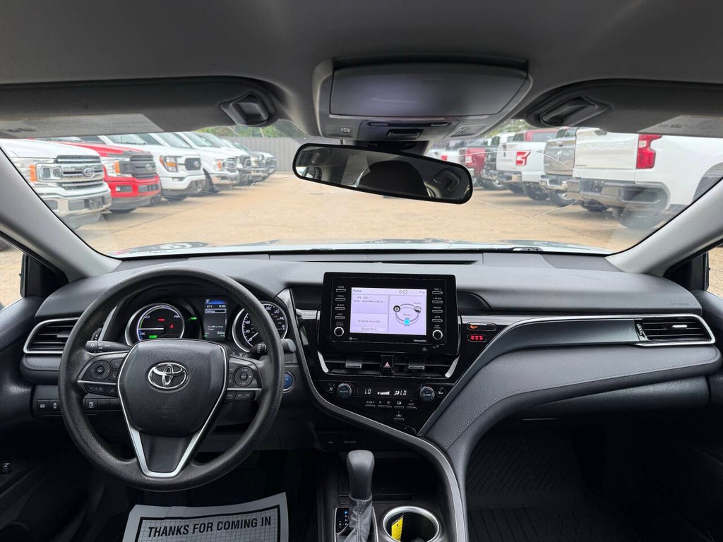 Toyota Camry Hybrid Vehicle Full-screen Gallery Image 17