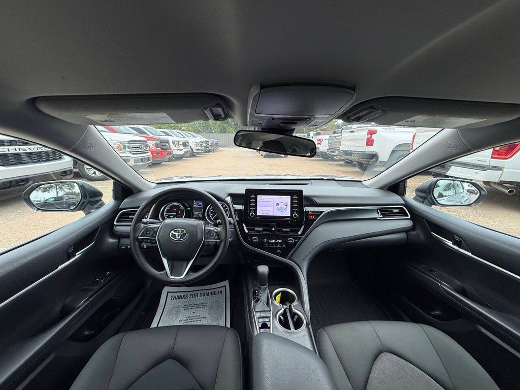 Toyota Camry Hybrid Vehicle Full-screen Gallery Image 18