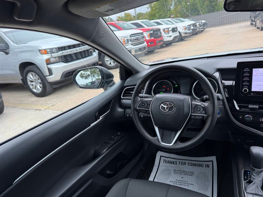 Toyota Camry Hybrid Vehicle Full-screen Gallery Image 19