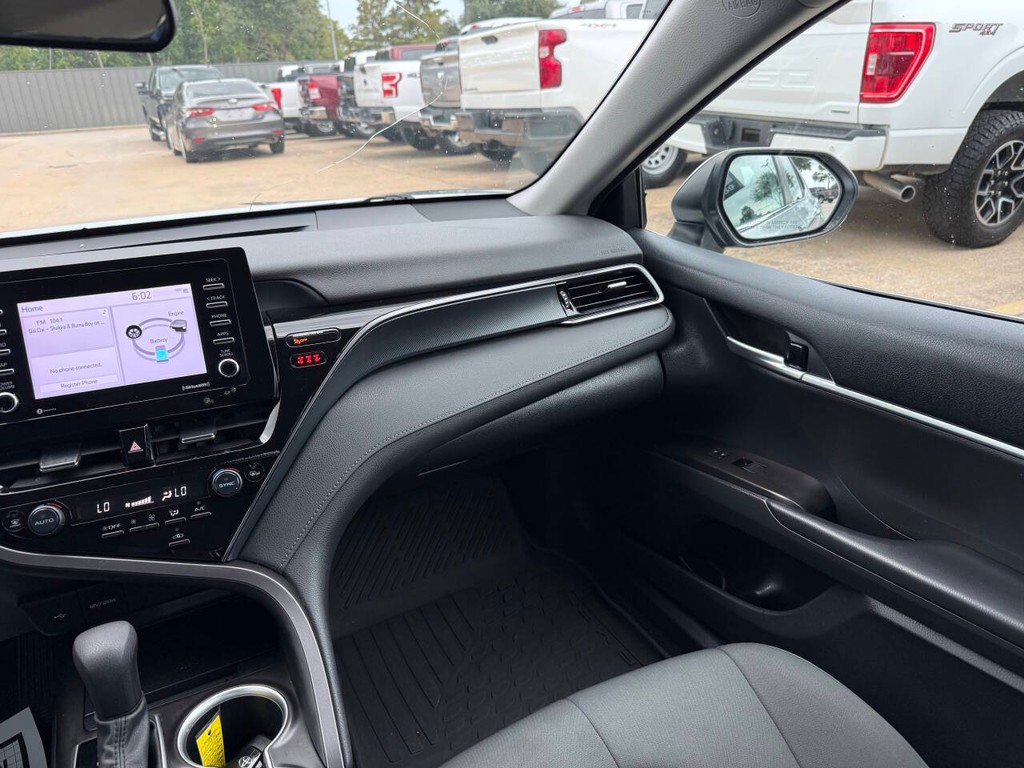 Toyota Camry Hybrid Vehicle Full-screen Gallery Image 20