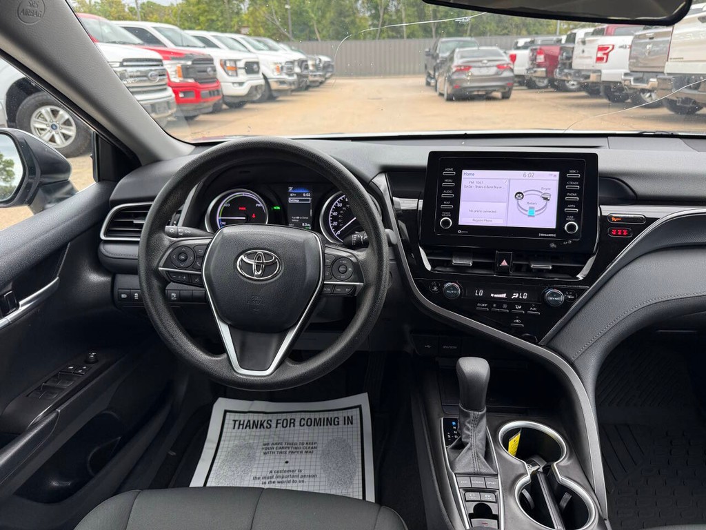 Toyota Camry Hybrid Vehicle Full-screen Gallery Image 21