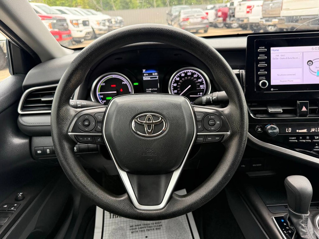 Toyota Camry Hybrid Vehicle Full-screen Gallery Image 23