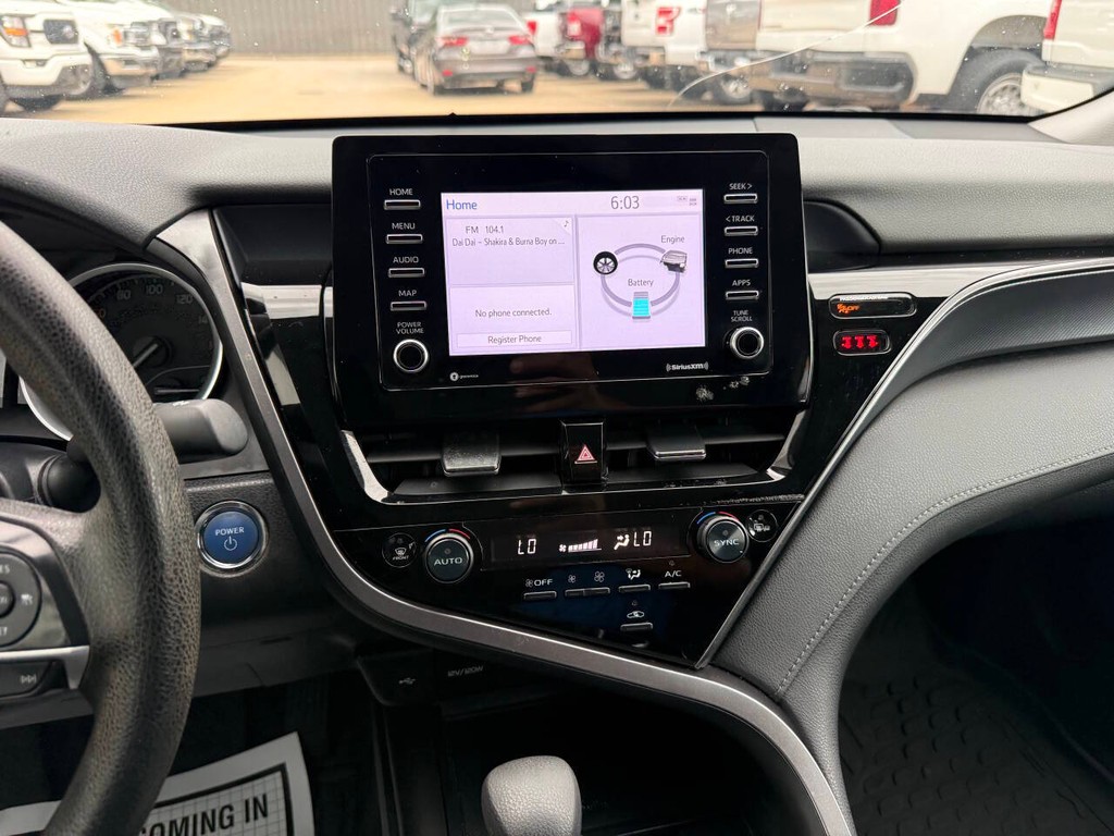 Toyota Camry Hybrid Vehicle Full-screen Gallery Image 25