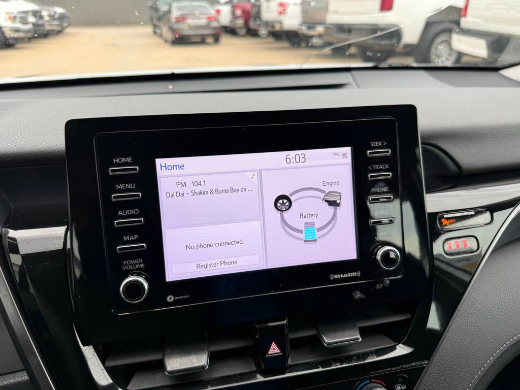 Toyota Camry Hybrid Vehicle Full-screen Gallery Image 26