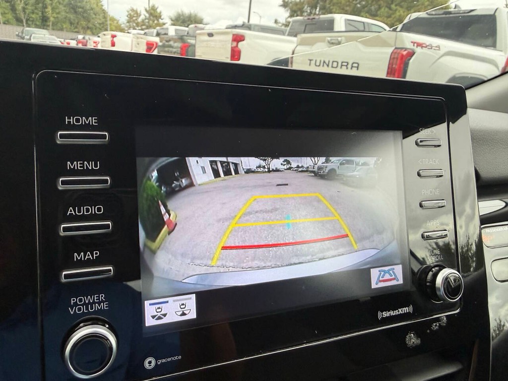 Toyota Camry Hybrid Vehicle Full-screen Gallery Image 27