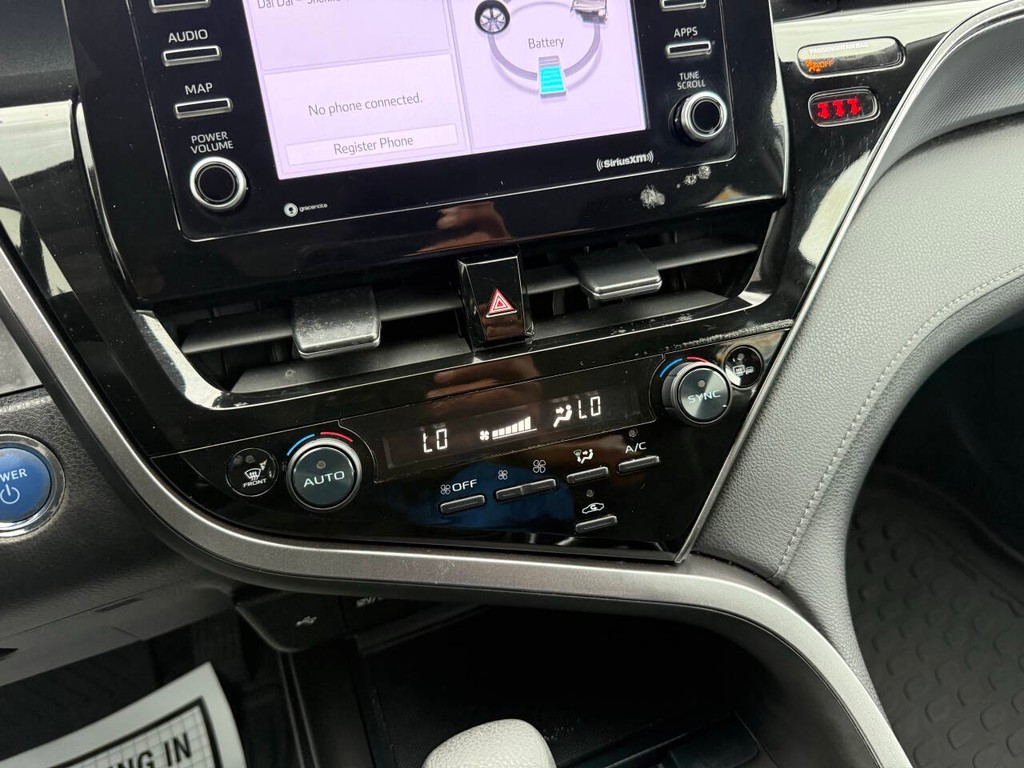 Toyota Camry Hybrid Vehicle Full-screen Gallery Image 28