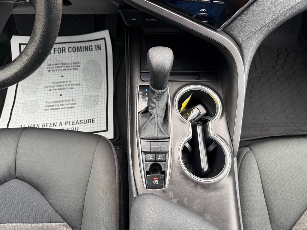 Toyota Camry Hybrid Vehicle Full-screen Gallery Image 29