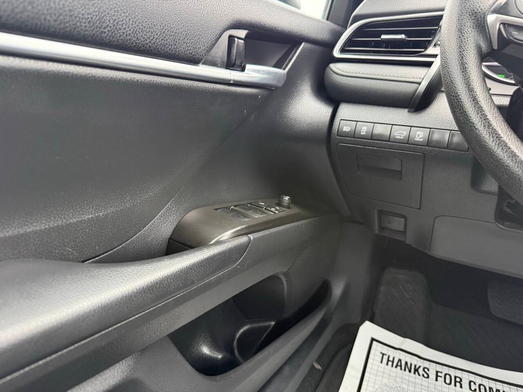 Toyota Camry Hybrid Vehicle Full-screen Gallery Image 30