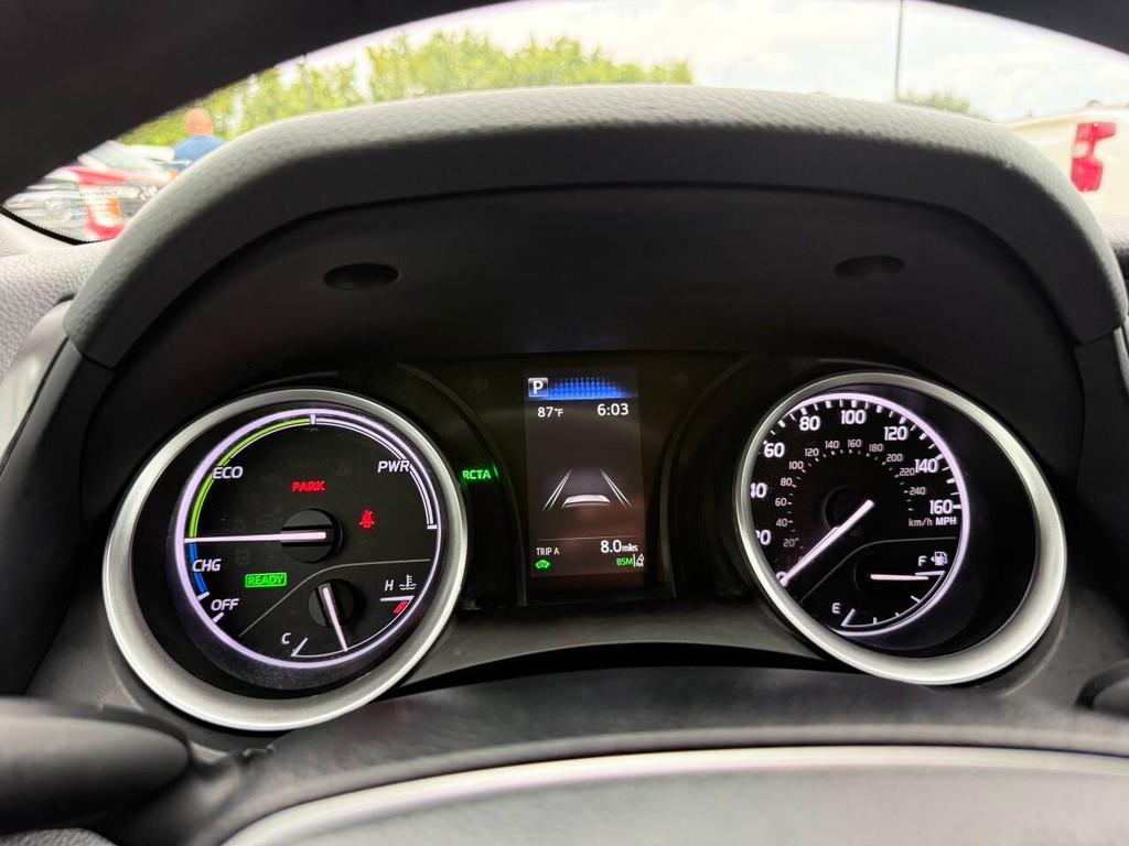 Toyota Camry Hybrid Vehicle Full-screen Gallery Image 31