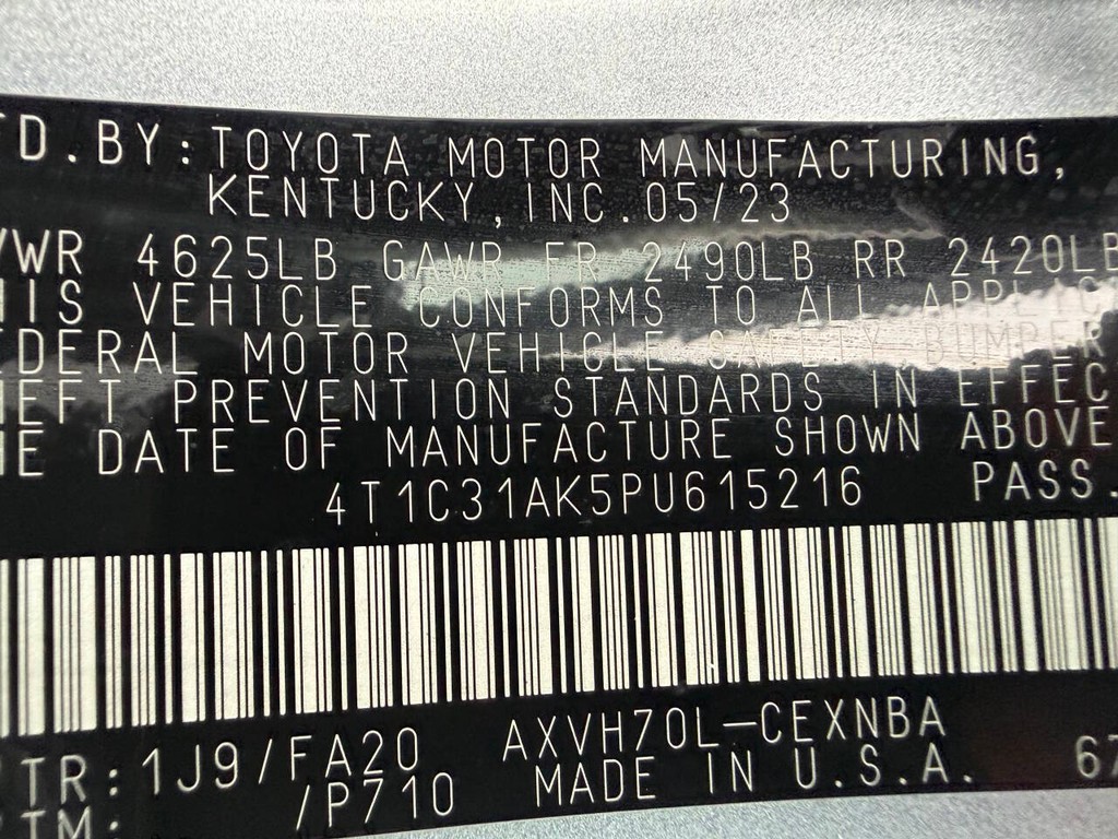Toyota Camry Hybrid Vehicle Full-screen Gallery Image 33