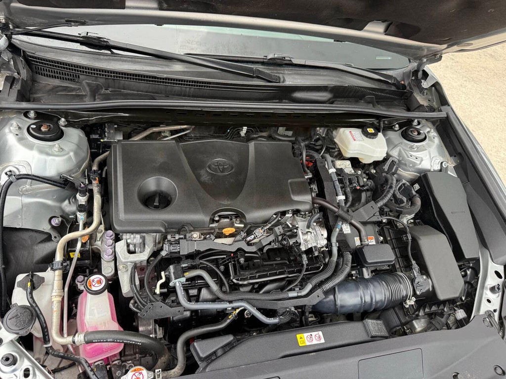Toyota Camry Hybrid Vehicle Full-screen Gallery Image 34