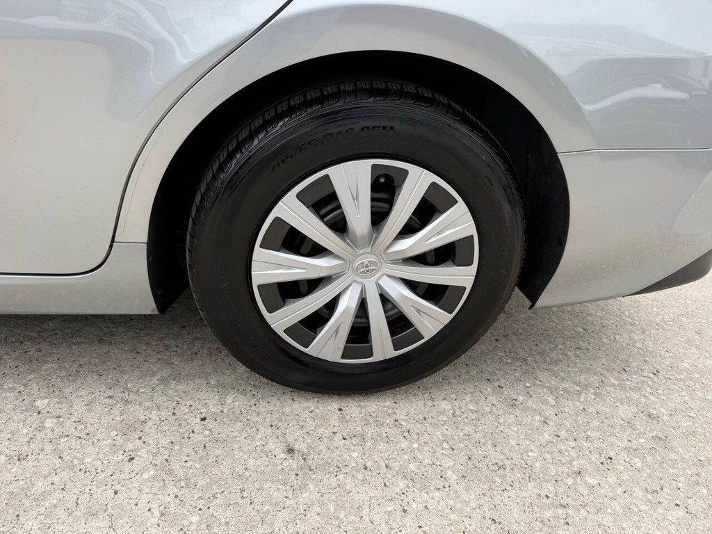 Toyota Camry Hybrid Vehicle Full-screen Gallery Image 35